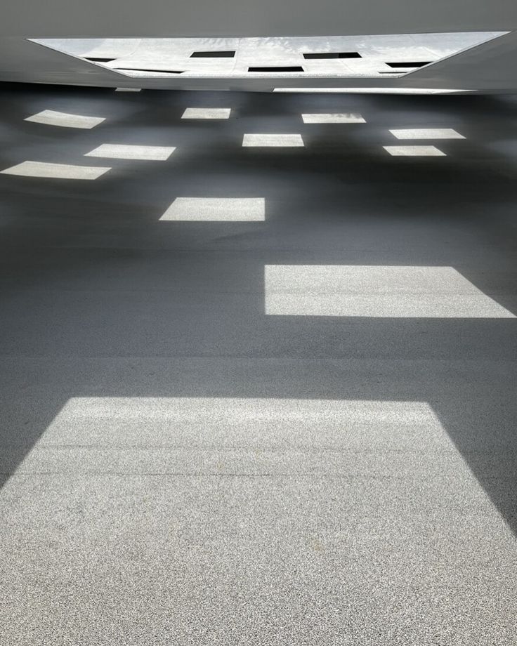 KAIT Plaza, Kanagawa — toit d'acier ultra-fin flottant au-dessus du sol